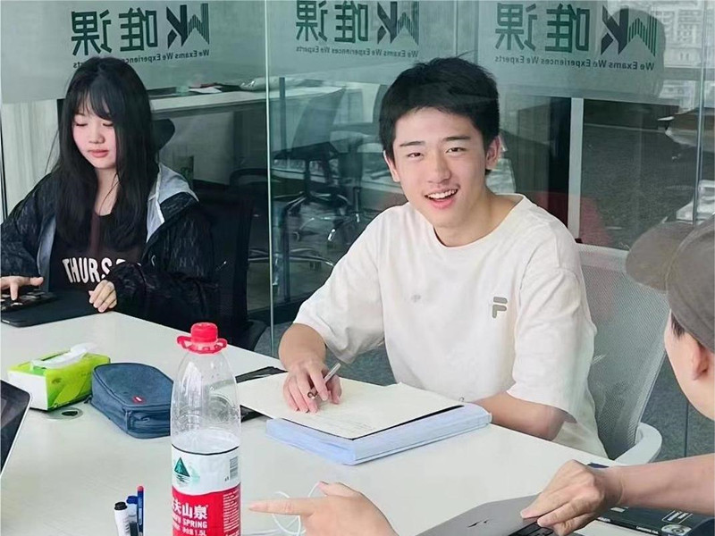 唯课教育原创线下教育品牌，位于中国成都，为出国留学人员，以及移民，出差外派人士提供语言考试培训服务。引进应用于全球70多个国家的最佳外语学习方案，精选高度专业与资深教学经验师资, 打造唯课旗下综合教学体系、青少年课程 、成人商务英语 、G R E \ G M A T \ A - Level\IB\AP海外生存课堂以及雅思、托福等 海外留学项目。