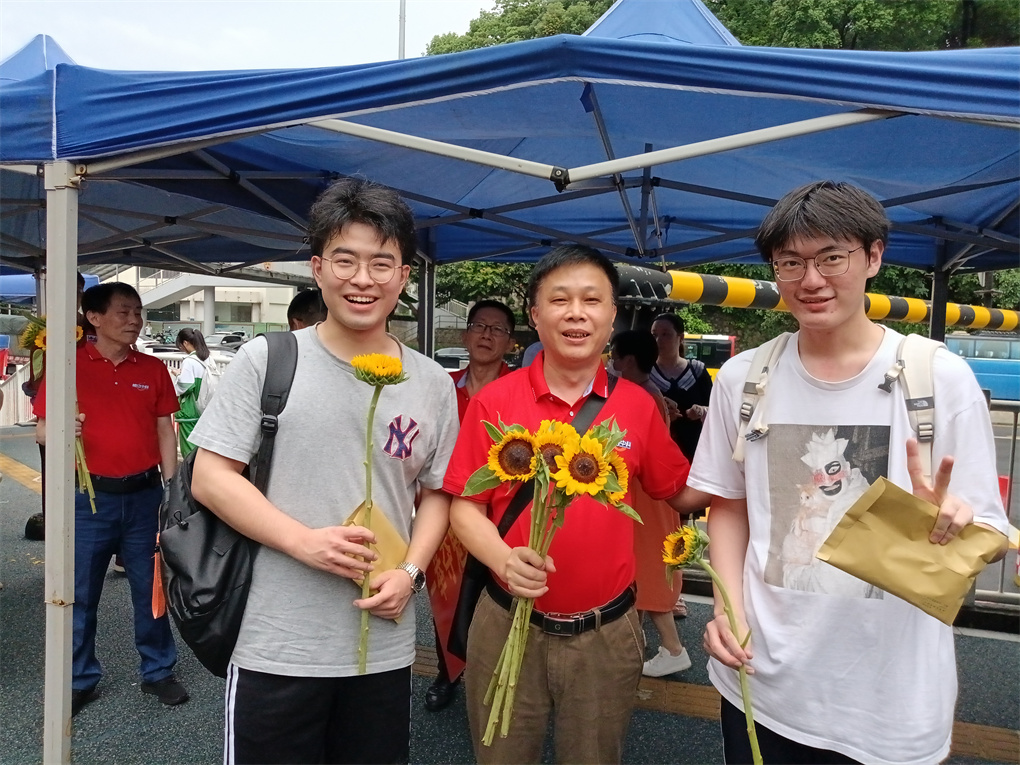 班主任送考2.jpg